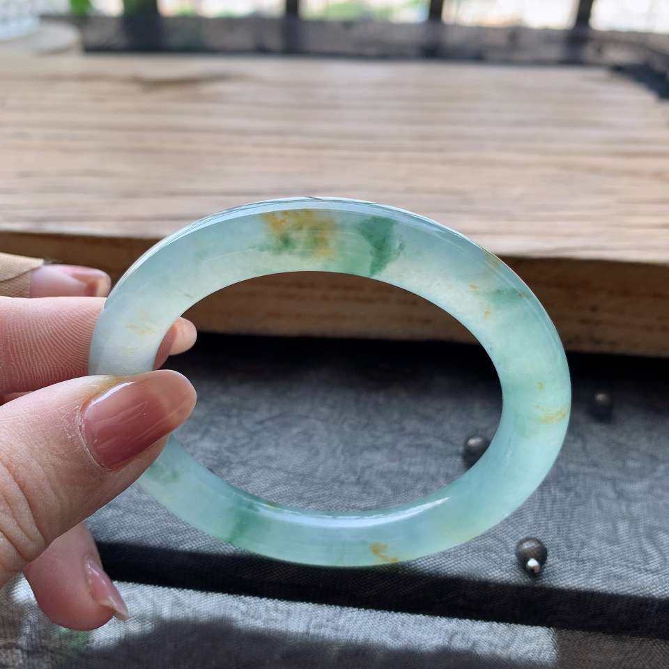 看到这个镯子第一眼想到的是小桂花，细碎的洒金穿梭在叶片之中~