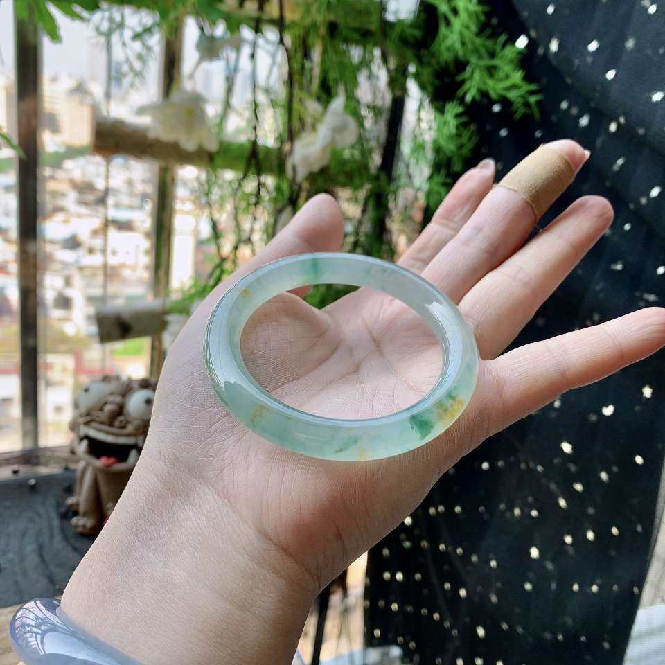 看到这个镯子第一眼想到的是小桂花，细碎的洒金穿梭在叶片之中~