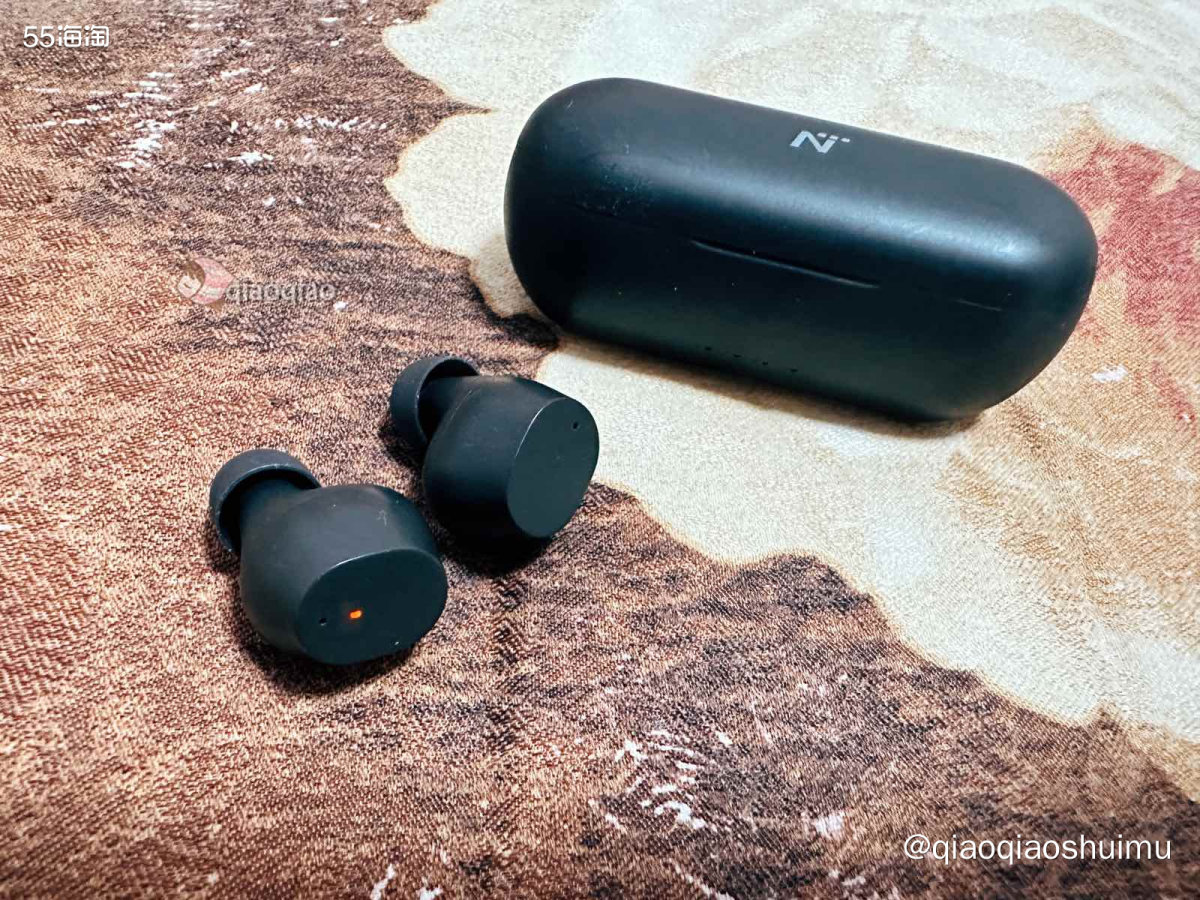 这算是我成年后第一次购入的蓝牙耳机。其实不怎么习惯用耳机，偶