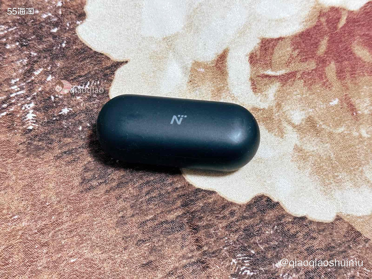 这算是我成年后第一次购入的蓝牙耳机。其实不怎么习惯用耳机，偶