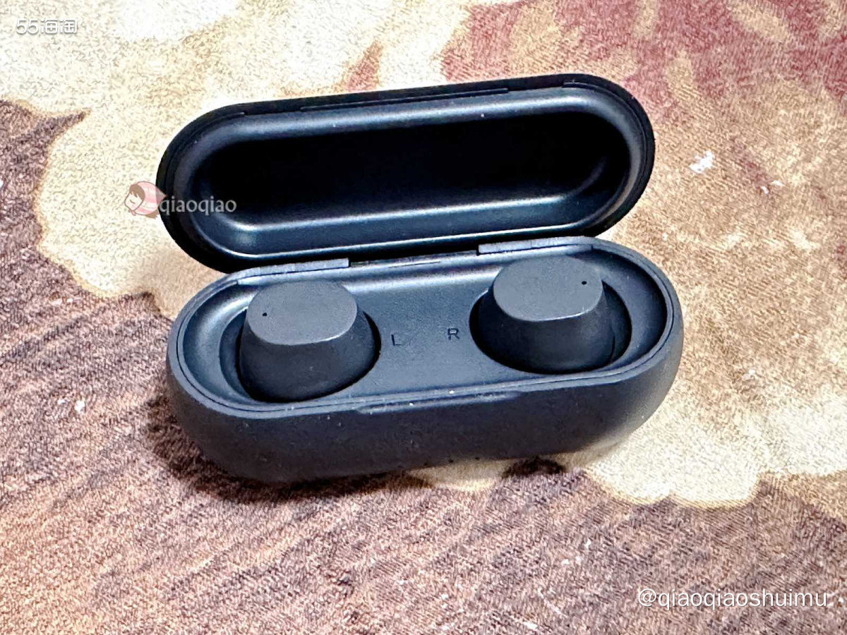 这算是我成年后第一次购入的蓝牙耳机。其实不怎么习惯用耳机，偶