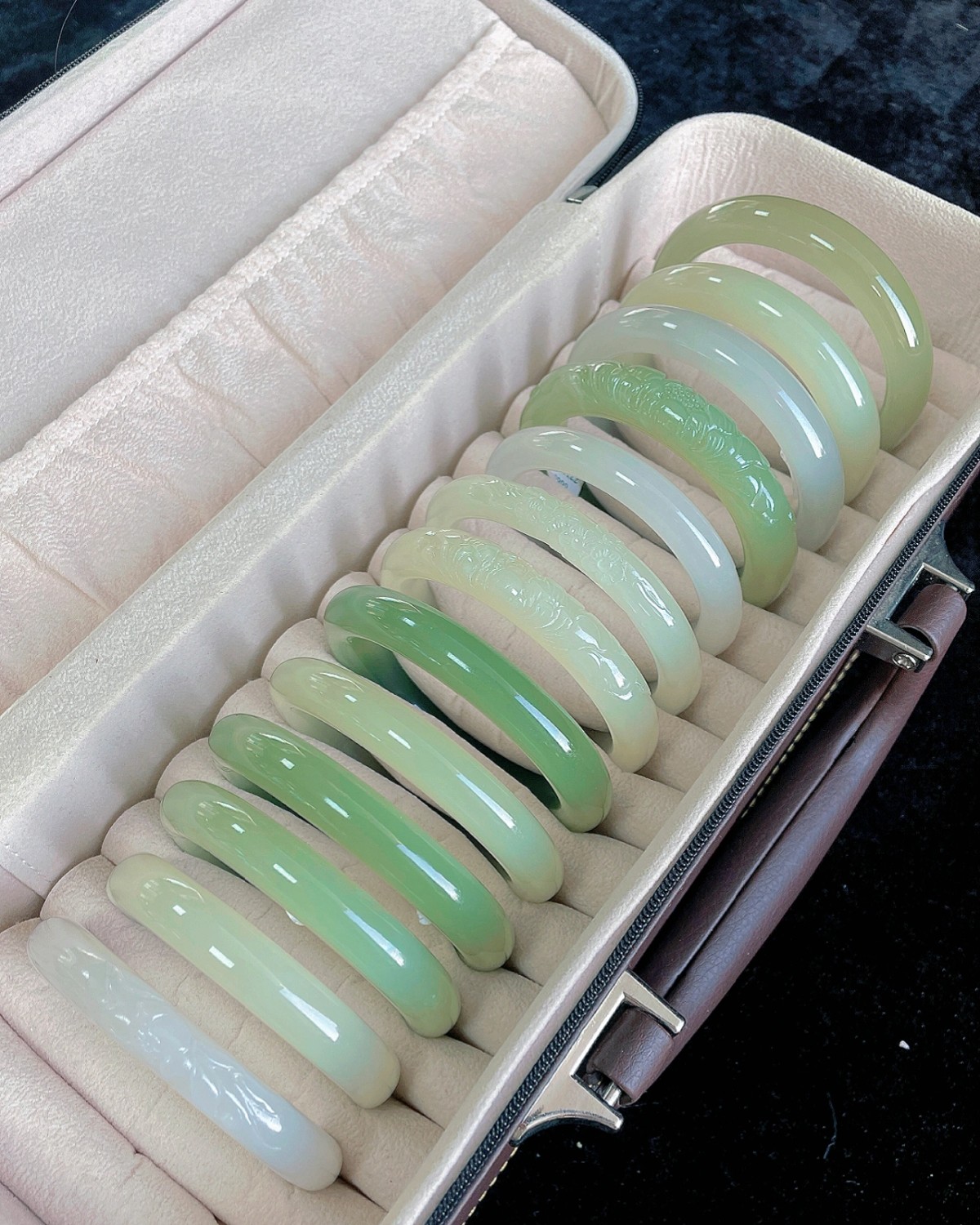测测你哪个👉🏻色系玉镯适合你💋 满上一杯春天  和田玉