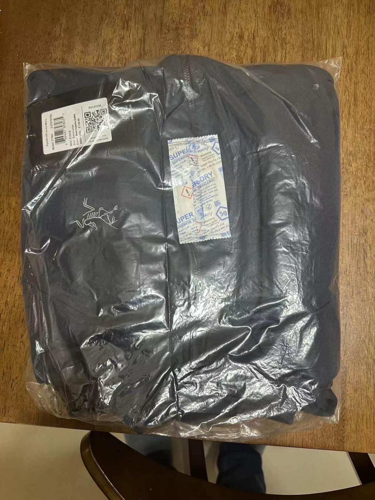 喜欢始祖鸟很久了，但是国内价格一直不友好。自从打开海淘+转运