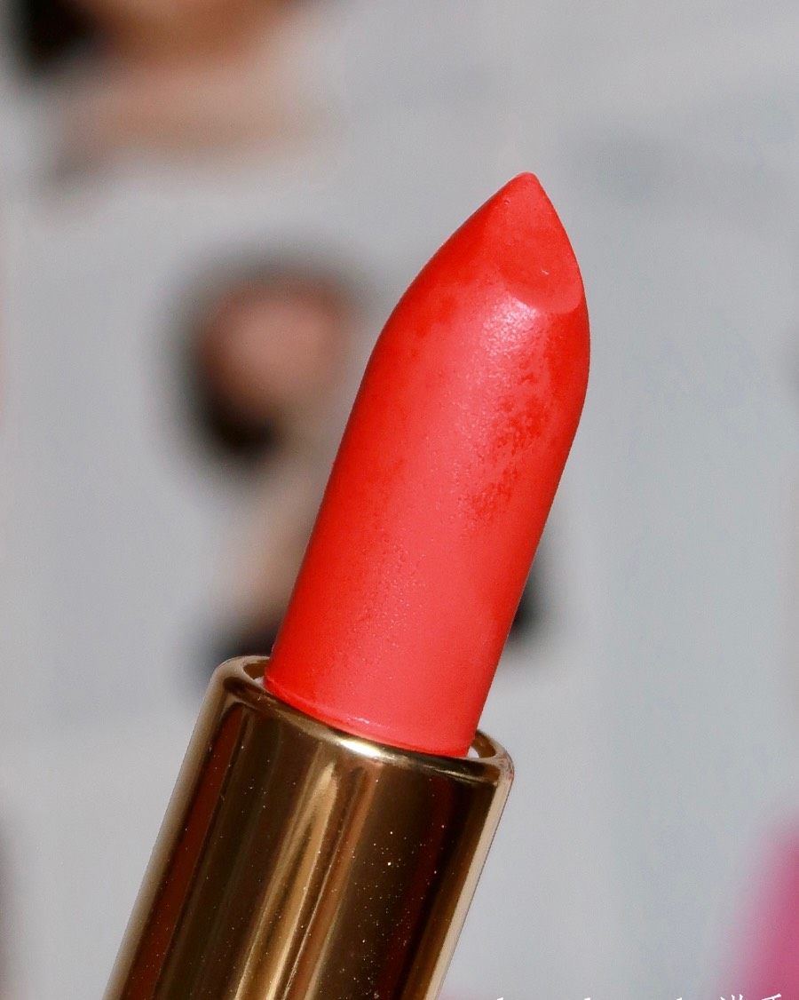 被我从犄角旮旯里翻出来的一支小样 虽然过了保质期 但是质地没