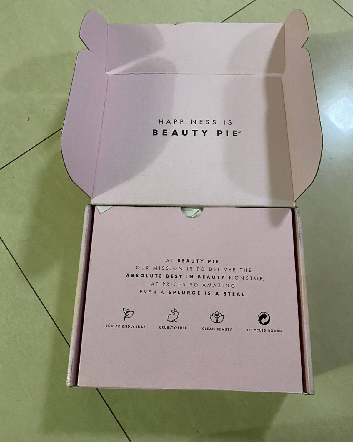 看到粉色的质感爆棚的盒子，心情瞬间好很多！还是168美中转运