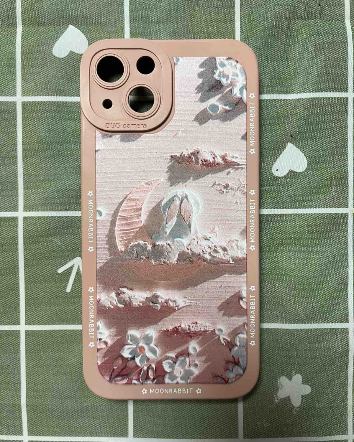 去年手机壳是纯色的，老被人吐槽说跟自己家妈妈/爸爸的很像，今