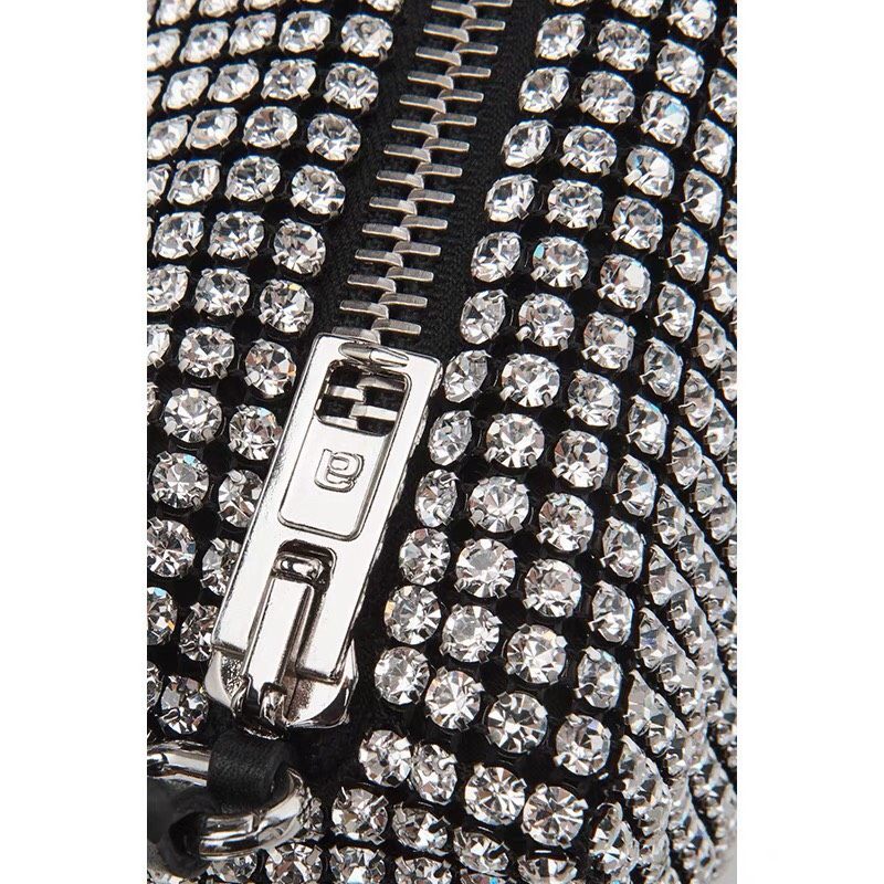 Alexander Wang善用暗黑街头风格打造的单品收到时