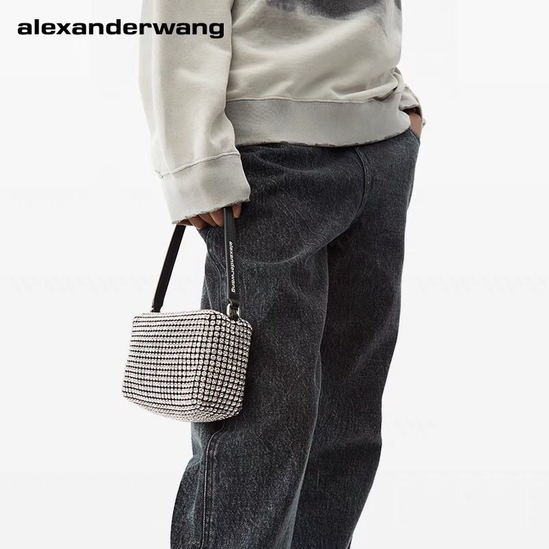 Alexander Wang善用暗黑街头风格打造的单品收到时