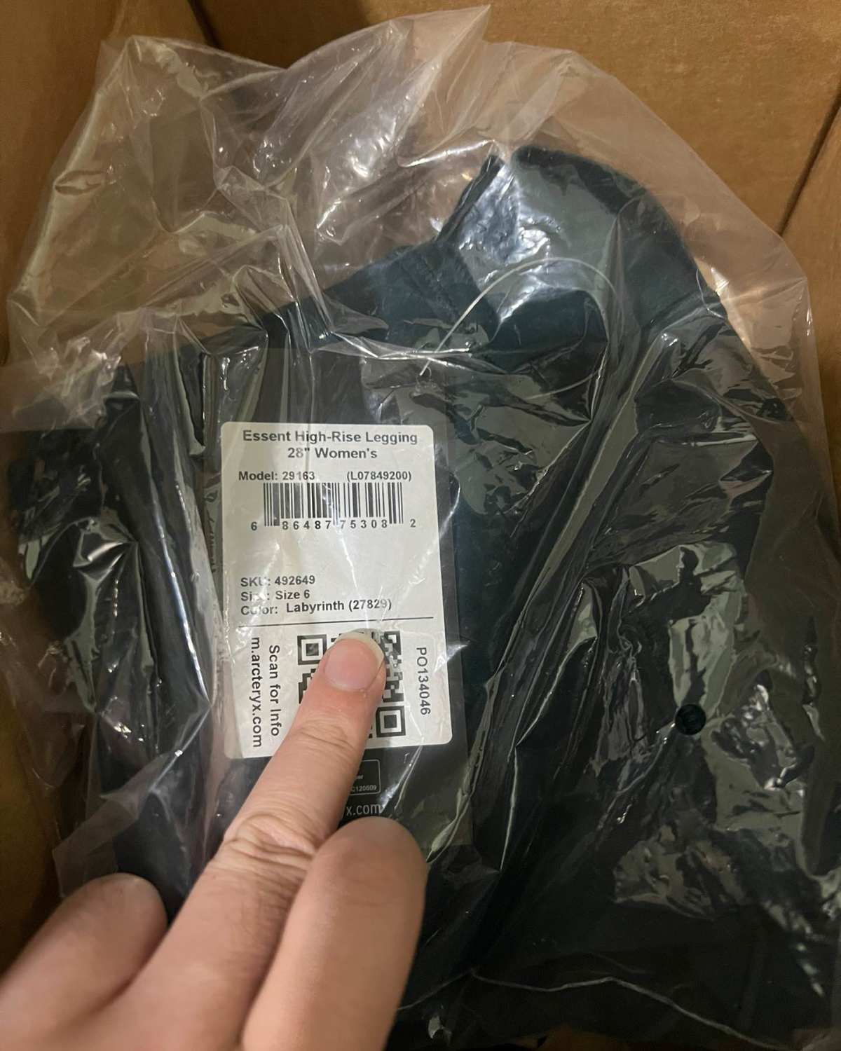 这是在中环转运的第一单。买了始祖鸟的T恤一件，帽子一个，打底