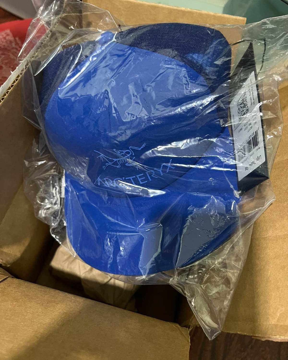 这是在中环转运的第一单。买了始祖鸟的T恤一件，帽子一个，打底