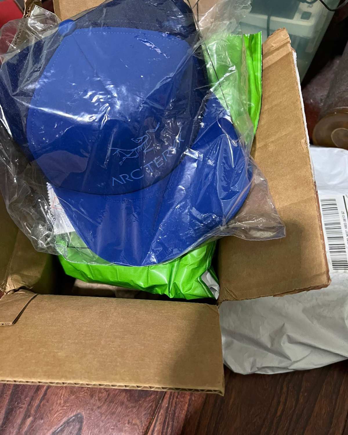 这是在中环转运的第一单。买了始祖鸟的T恤一件，帽子一个，打底