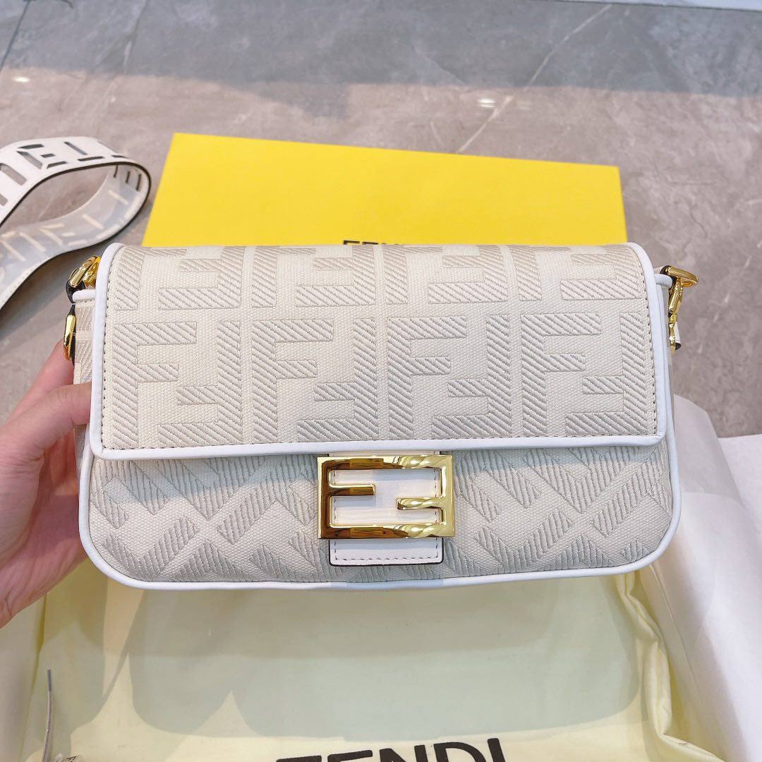90年代红极一时的Fendi 法棍包从去年开始再度走红，不仅
