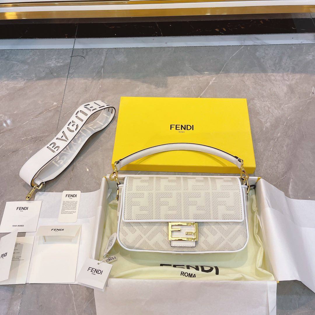 90年代红极一时的Fendi 法棍包从去年开始再度走红，不仅