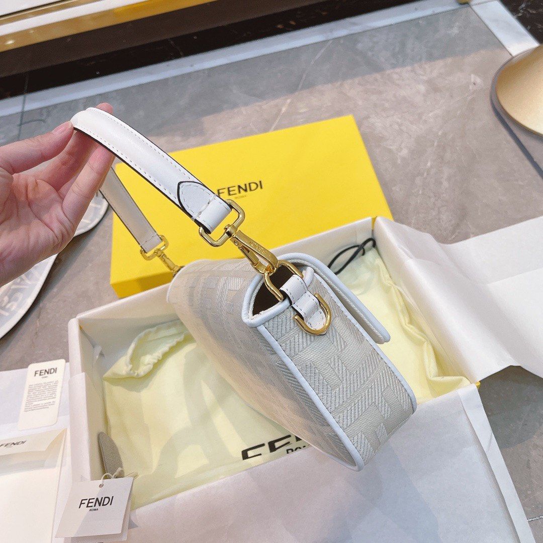 90年代红极一时的Fendi 法棍包从去年开始再度走红，不仅