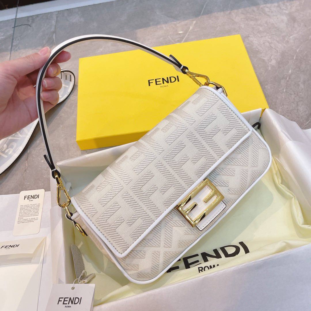 90年代红极一时的Fendi 法棍包从去年开始再度走红，不仅