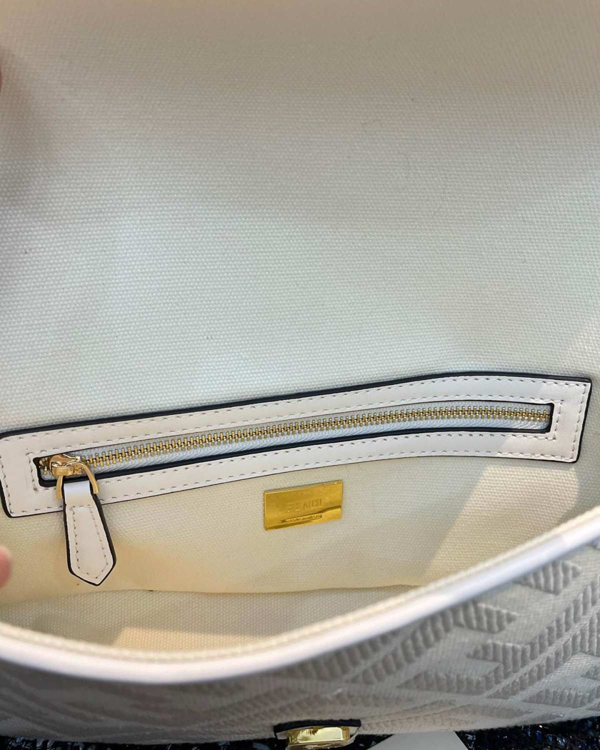 90年代红极一时的Fendi 法棍包从去年开始再度走红，不仅