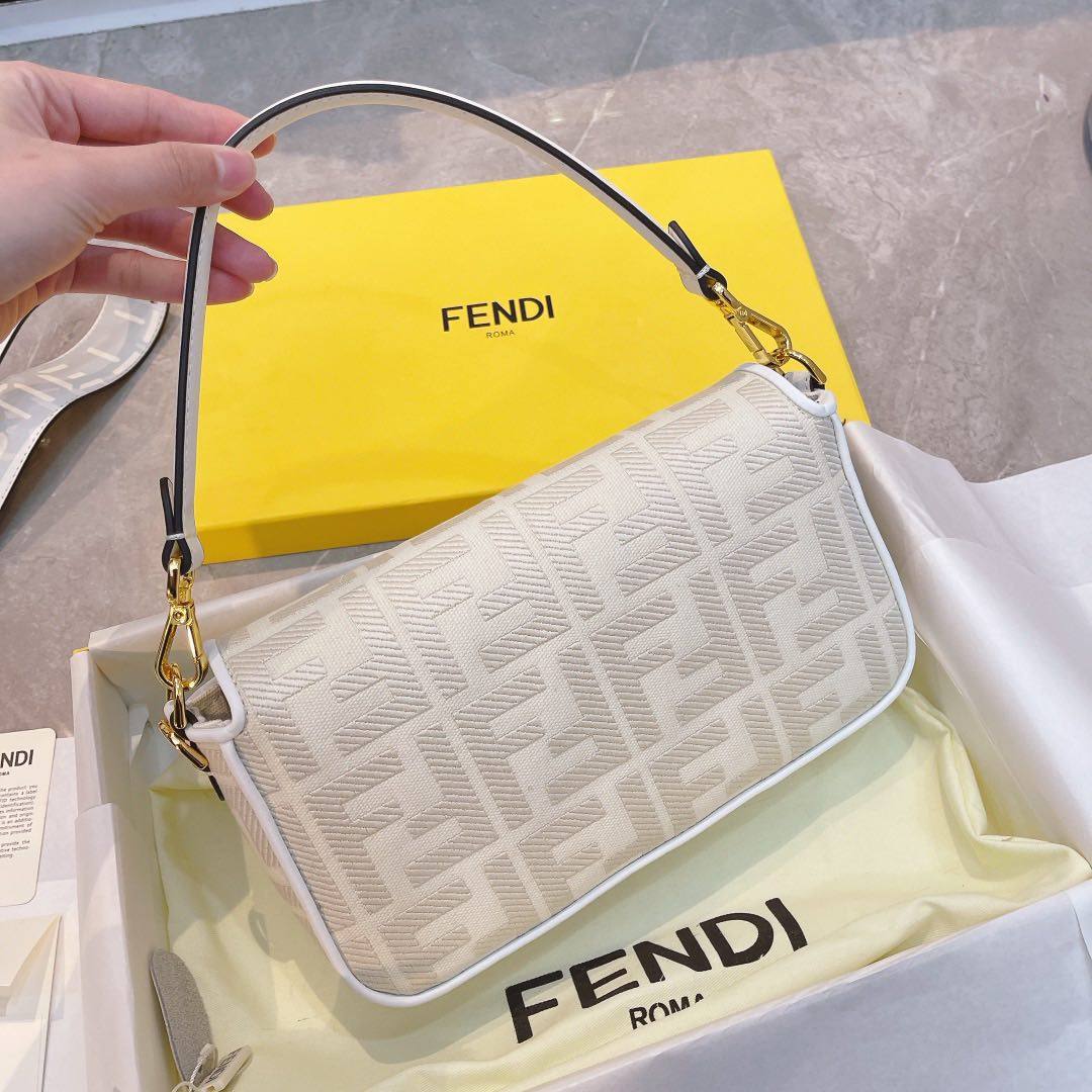 90年代红极一时的Fendi 法棍包从去年开始再度走红，不仅
