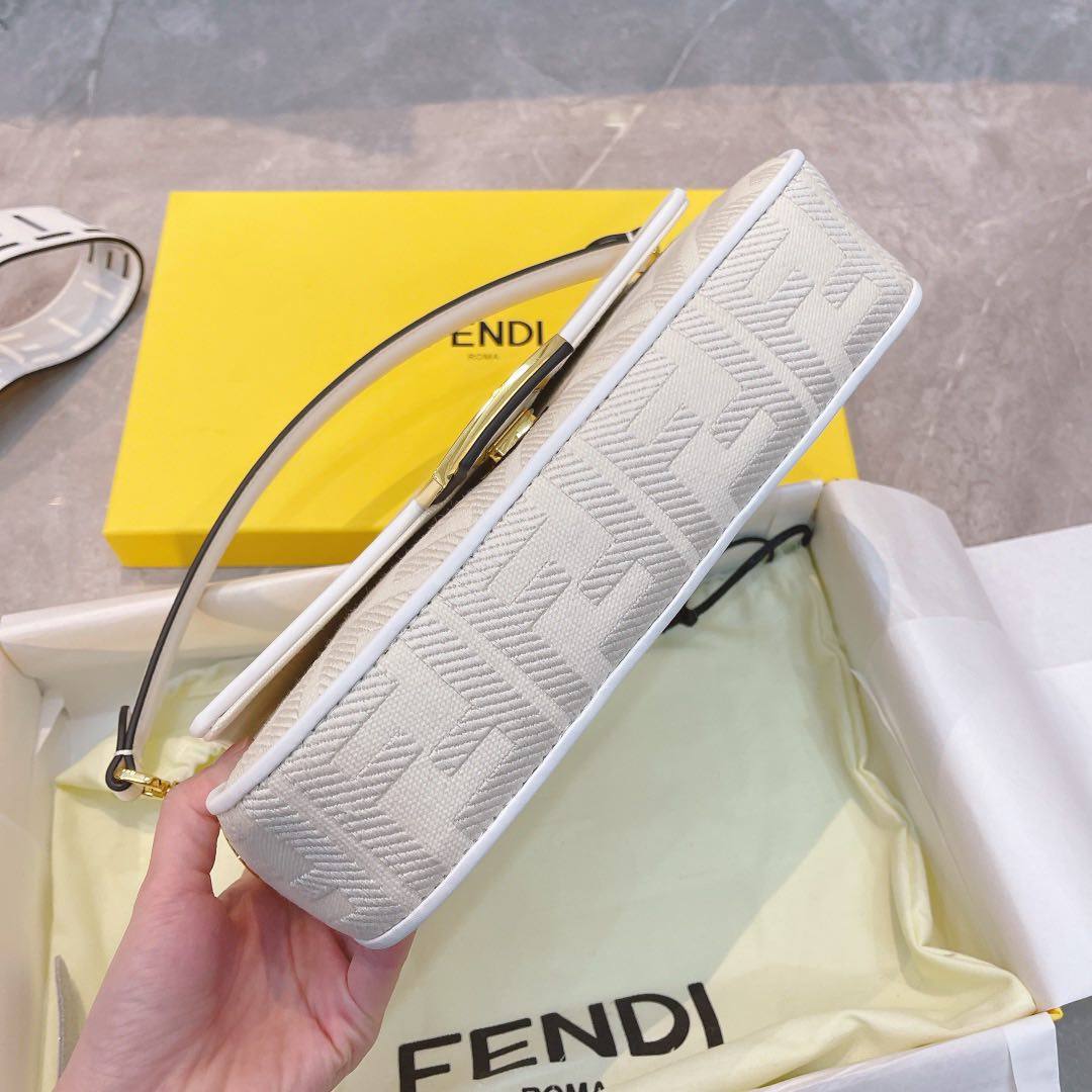 90年代红极一时的Fendi 法棍包从去年开始再度走红，不仅