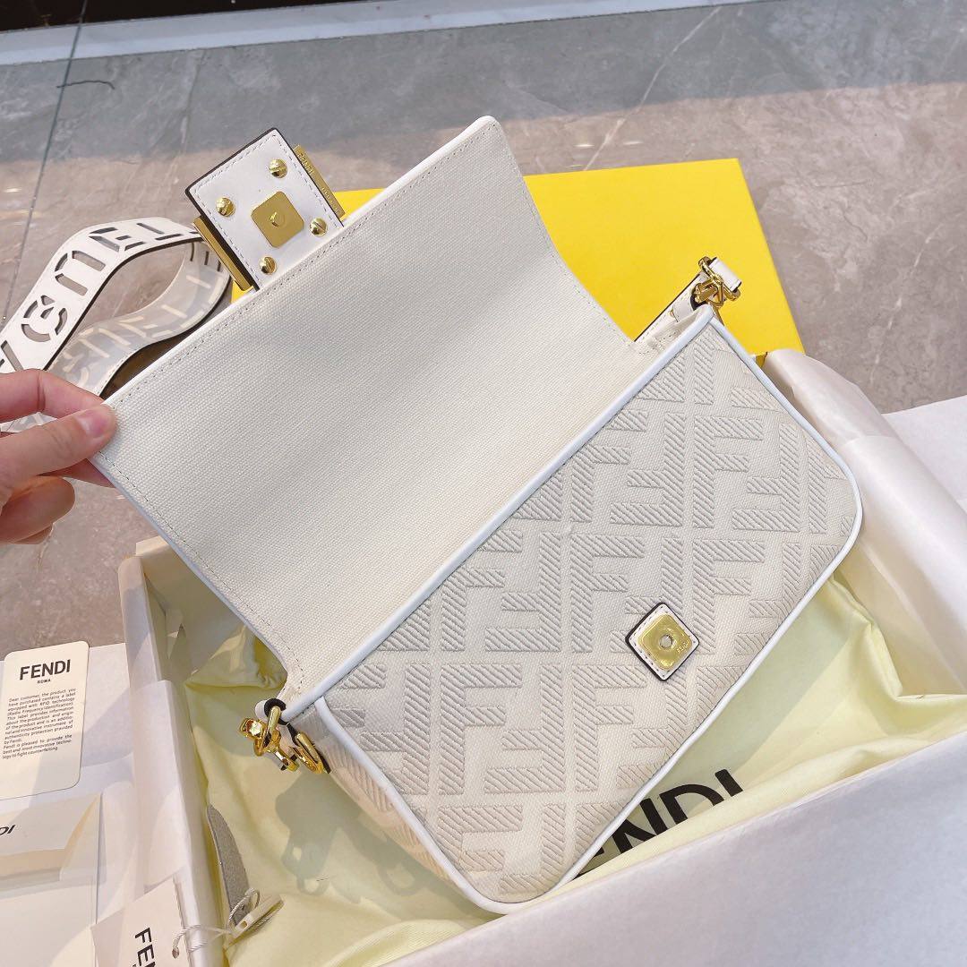 90年代红极一时的Fendi 法棍包从去年开始再度走红，不仅