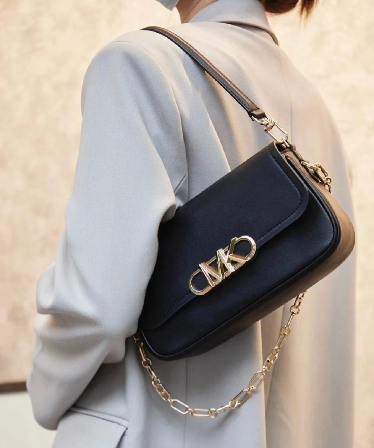 🛍️推荐单品：王霏霏同款MK Parker中号金荷包腋下包