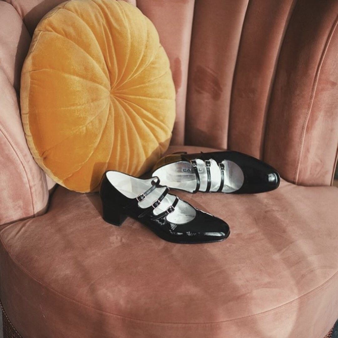 早春搭配时髦人的衣橱怎么能少的了这双玛丽珍小皮鞋！！！来自法