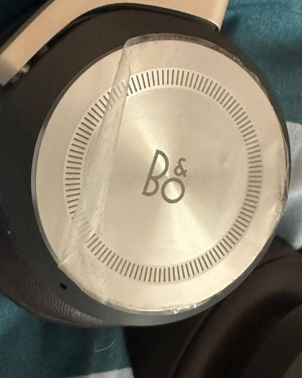 这款h9x定位中高端，头梁下部是织物，头梁上部和耳垫都是小羊