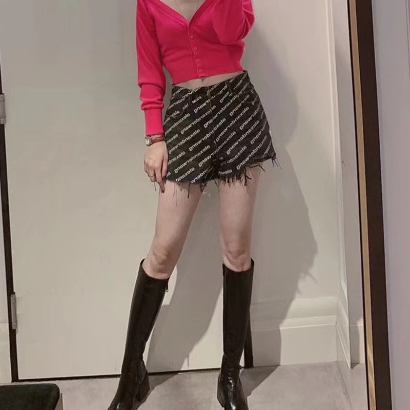 春夏搭配衣橱不能少的就是短裤和短裙，既要街头感十足又想实用性