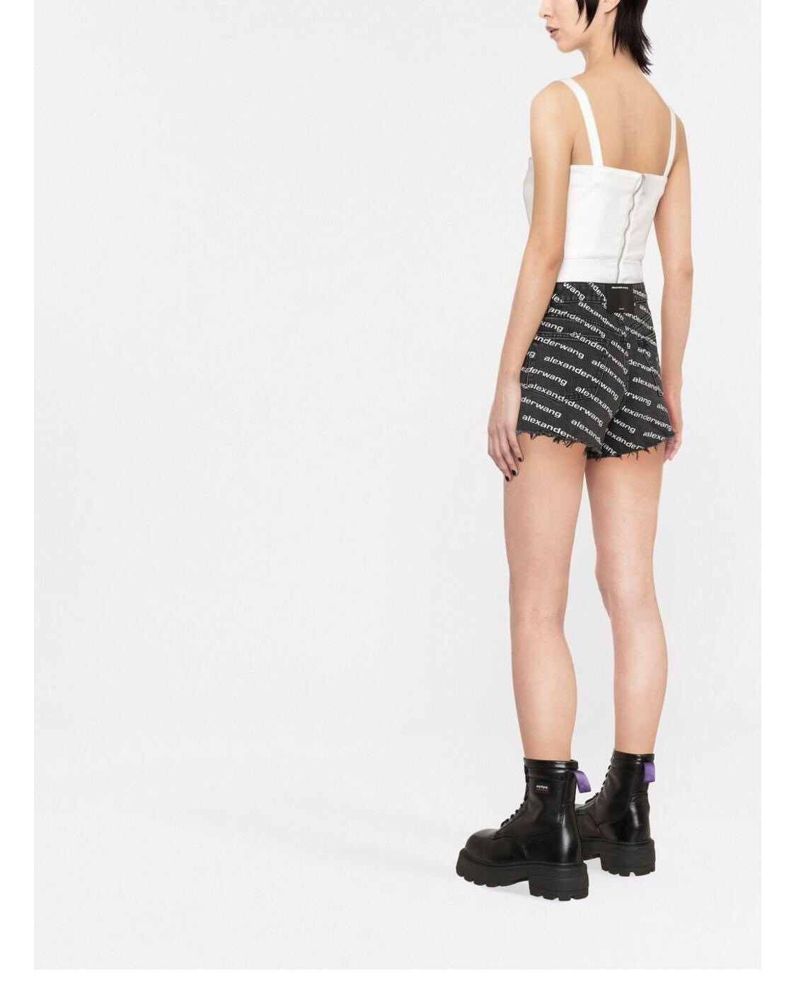 春夏搭配衣橱不能少的就是短裤和短裙，既要街头感十足又想实用性