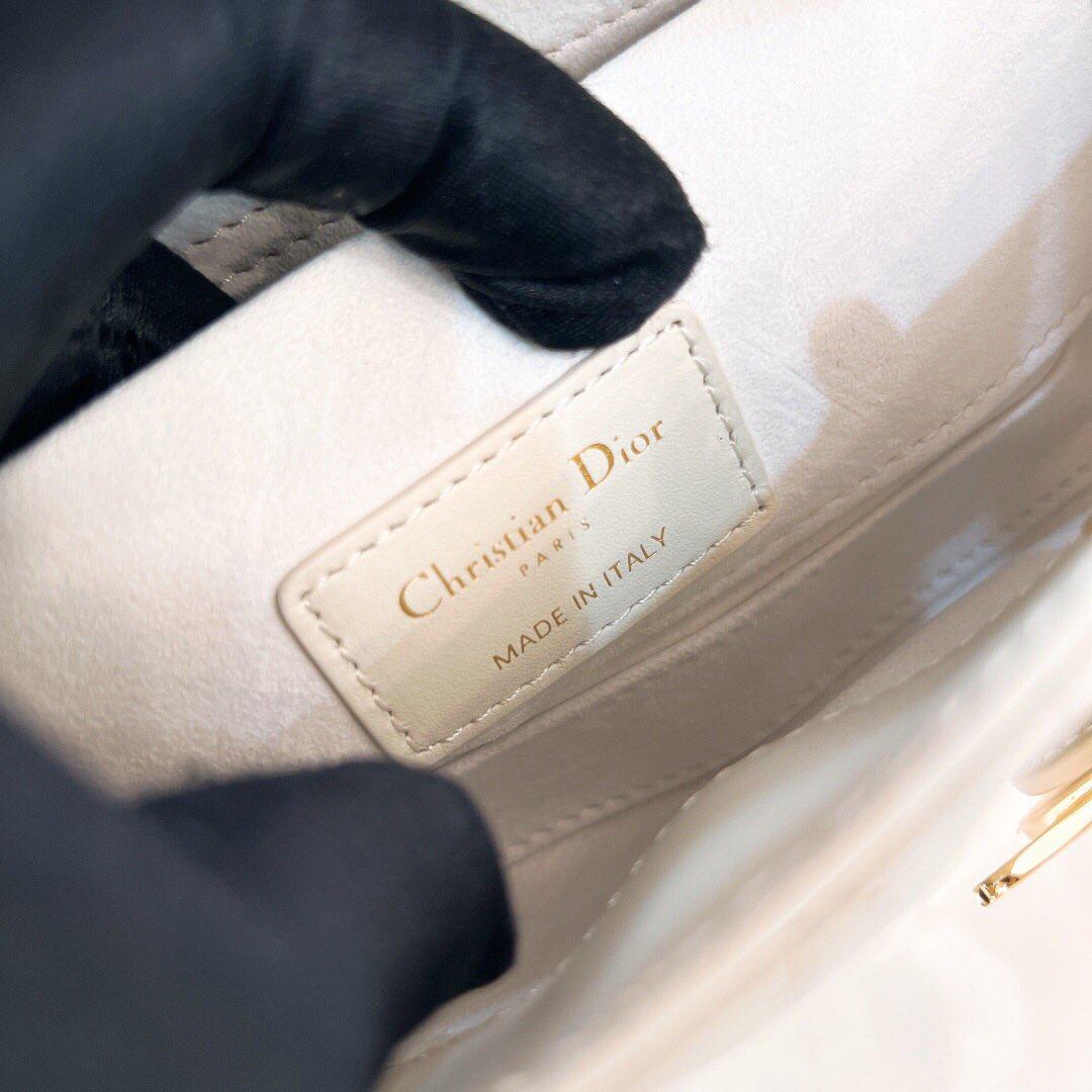 这款迪奥戴妃包结合优雅气质与现代风范 整体包身采用精致羊皮 