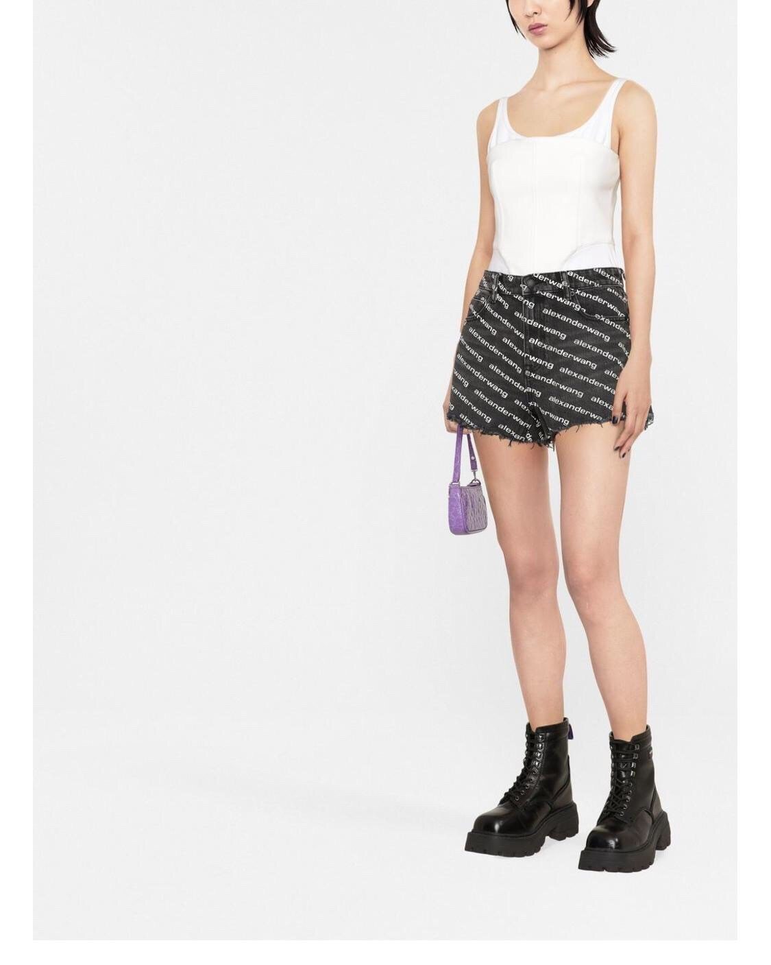 春夏搭配衣橱不能少的就是短裤和短裙，既要街头感十足又想实用性