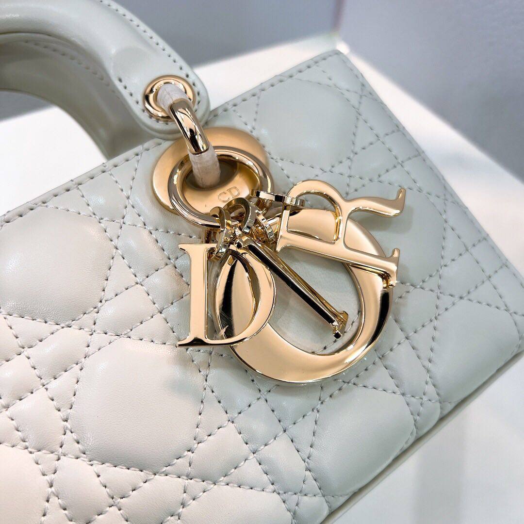 这款迪奥戴妃包结合优雅气质与现代风范 整体包身采用精致羊皮 