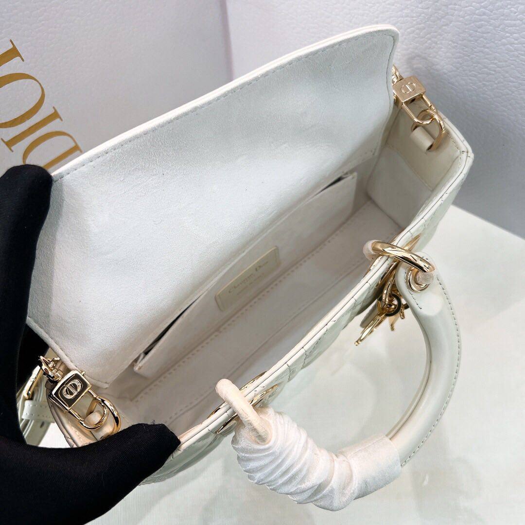 这款迪奥戴妃包结合优雅气质与现代风范 整体包身采用精致羊皮 