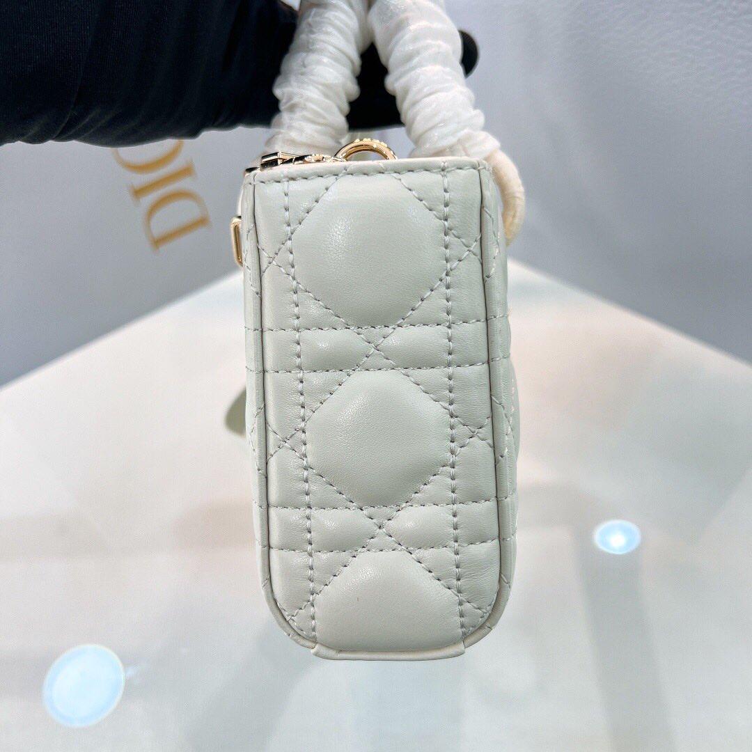 这款迪奥戴妃包结合优雅气质与现代风范 整体包身采用精致羊皮 