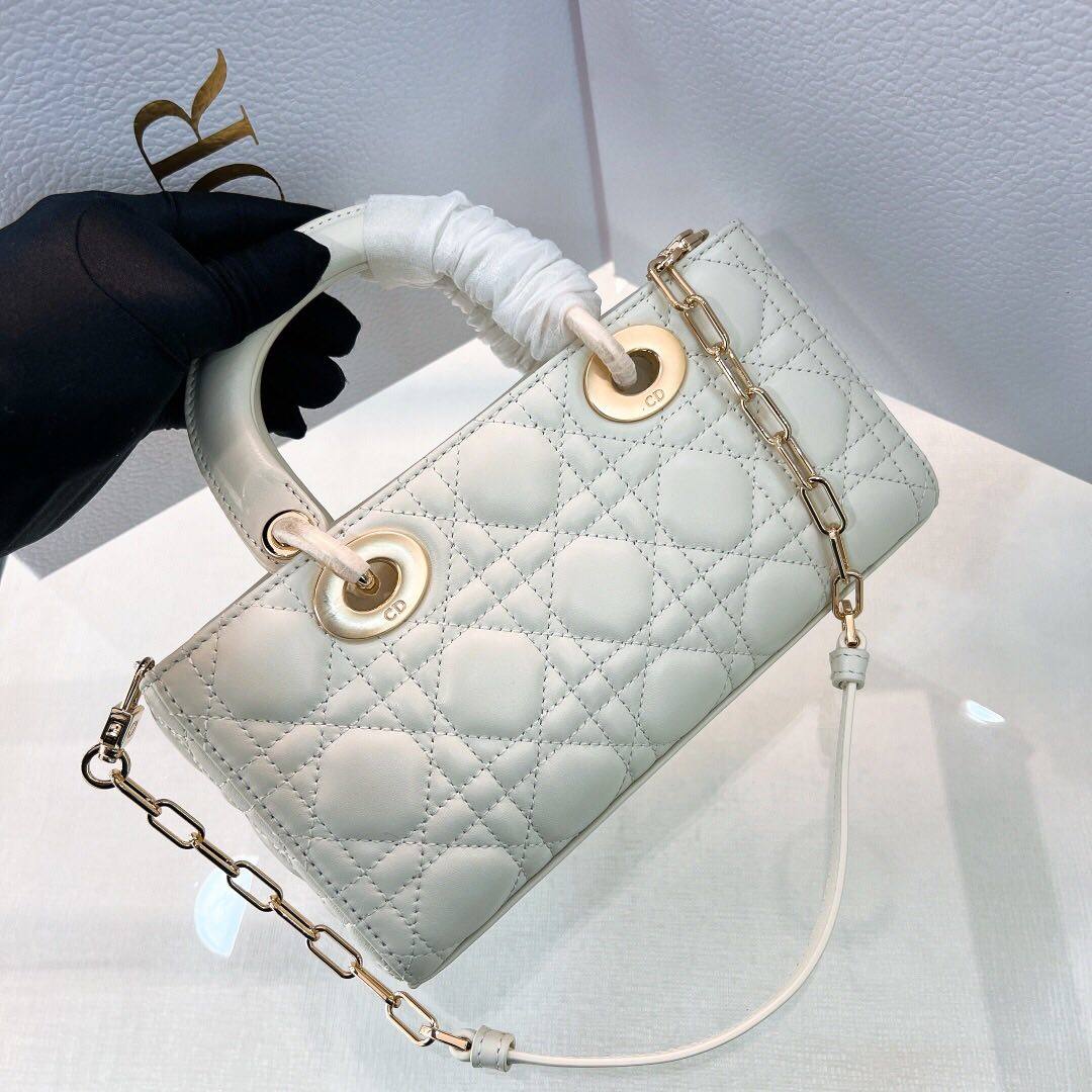 这款迪奥戴妃包结合优雅气质与现代风范 整体包身采用精致羊皮 