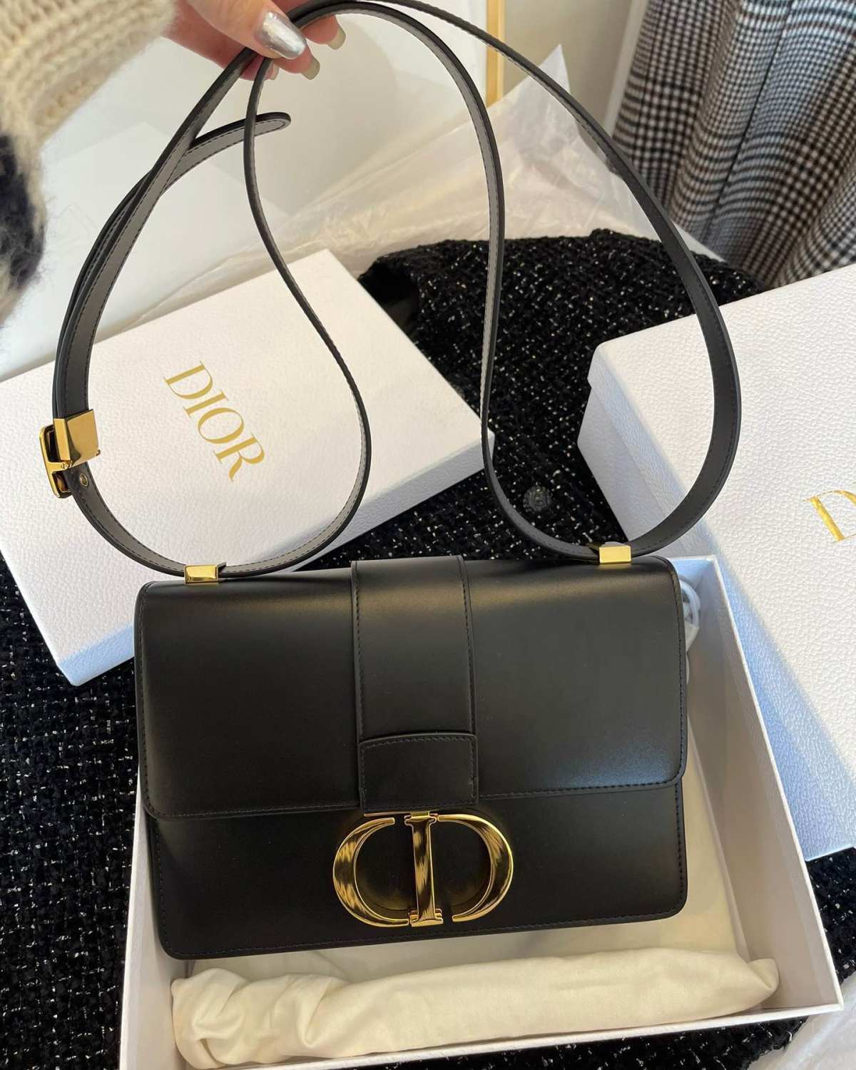 肩带可以调节，皮肩带太过经典了，能成为全明星演绎的一款，它优