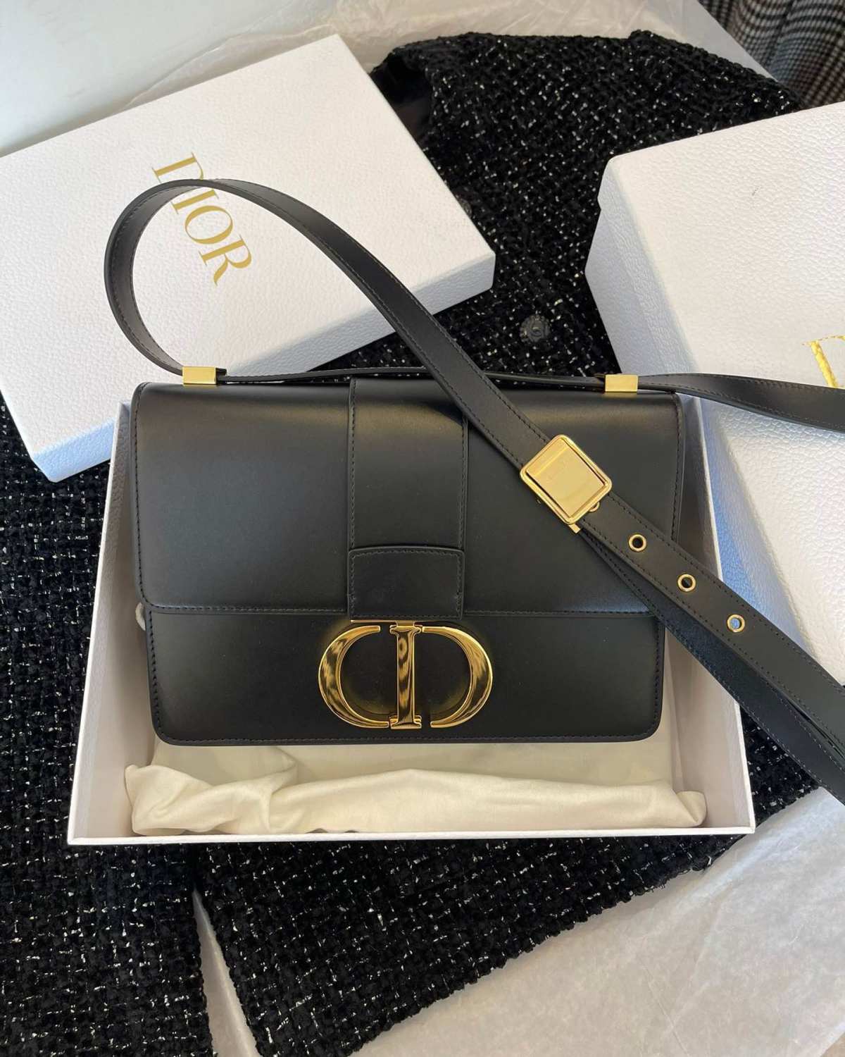 肩带可以调节，皮肩带太过经典了，能成为全明星演绎的一款，它优