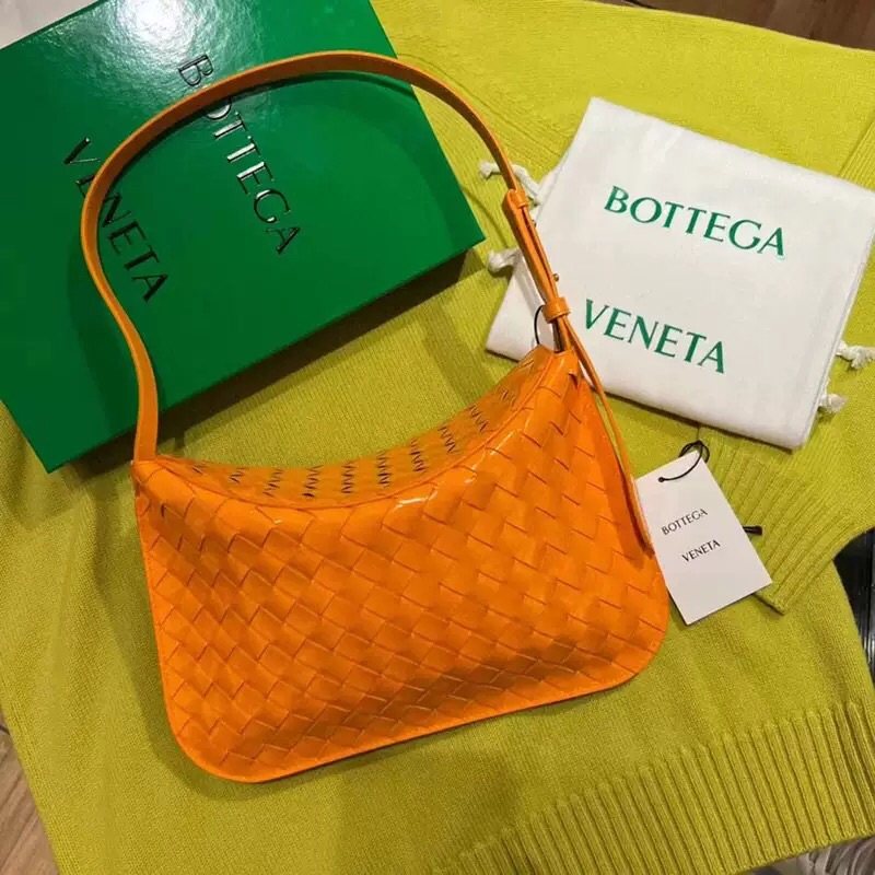 BV家的编织包真的是品牌经久不衰的时髦单品，法国手工的匠心融