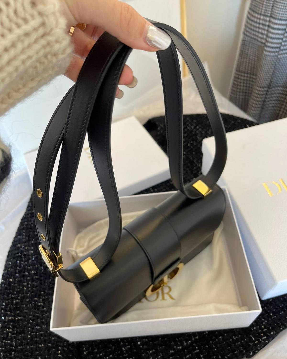 肩带可以调节，皮肩带太过经典了，能成为全明星演绎的一款，它优