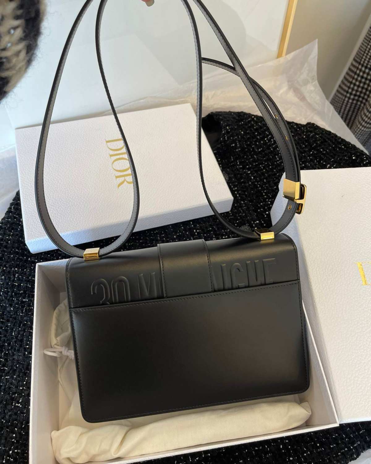 肩带可以调节，皮肩带太过经典了，能成为全明星演绎的一款，它优