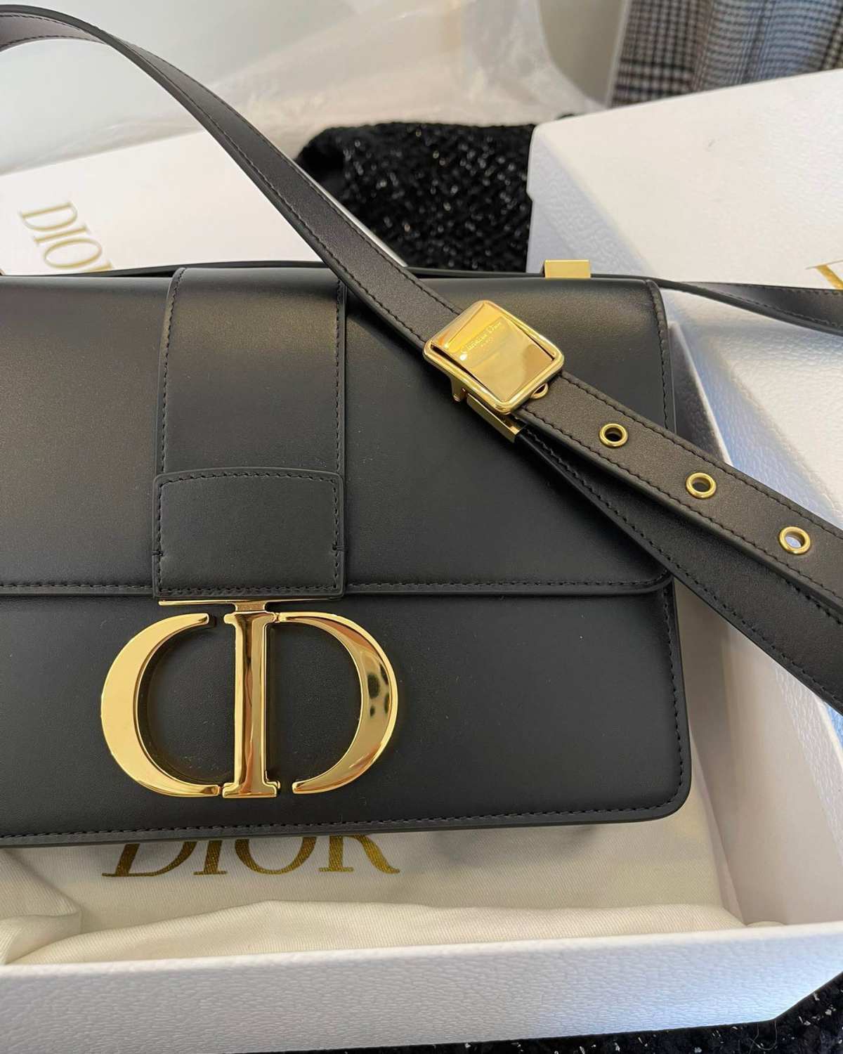 肩带可以调节，皮肩带太过经典了，能成为全明星演绎的一款，它优