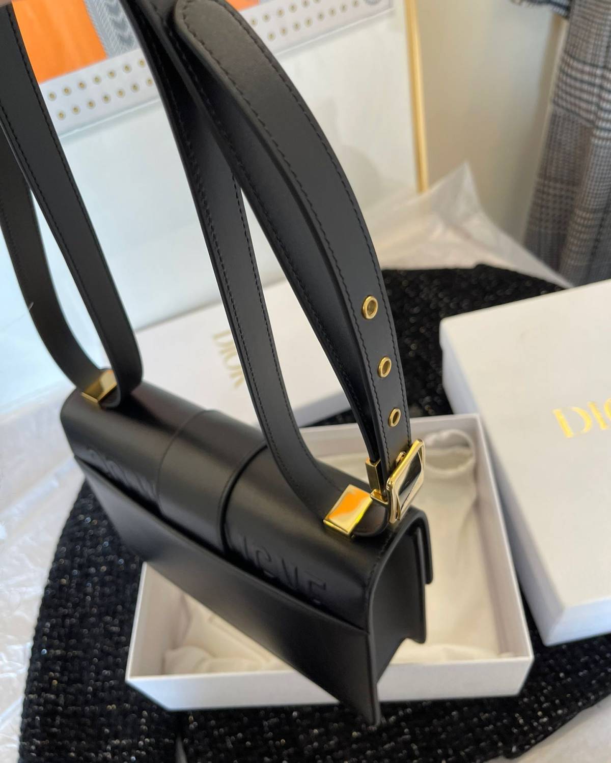 肩带可以调节，皮肩带太过经典了，能成为全明星演绎的一款，它优