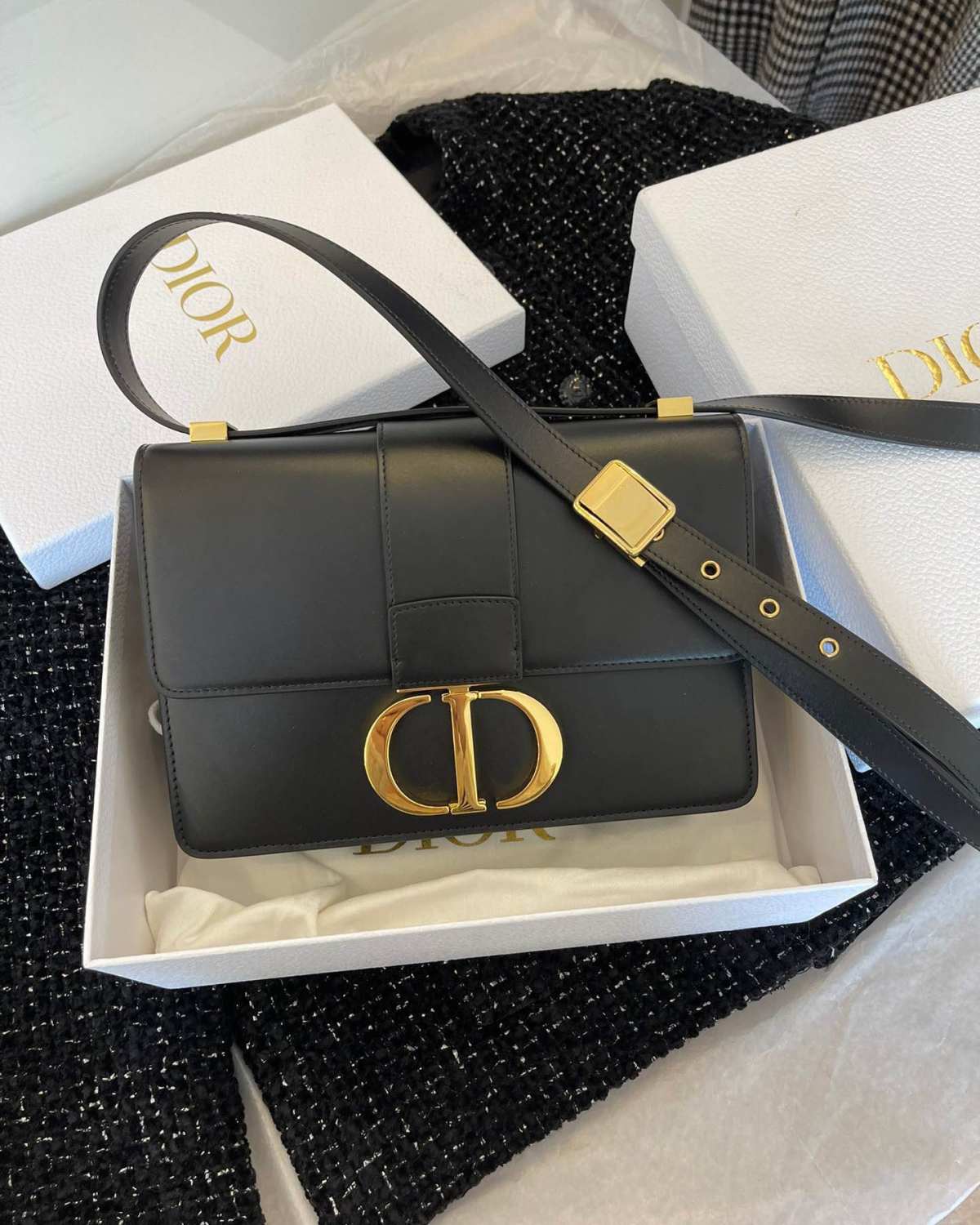 肩带可以调节，皮肩带太过经典了，能成为全明星演绎的一款，它优