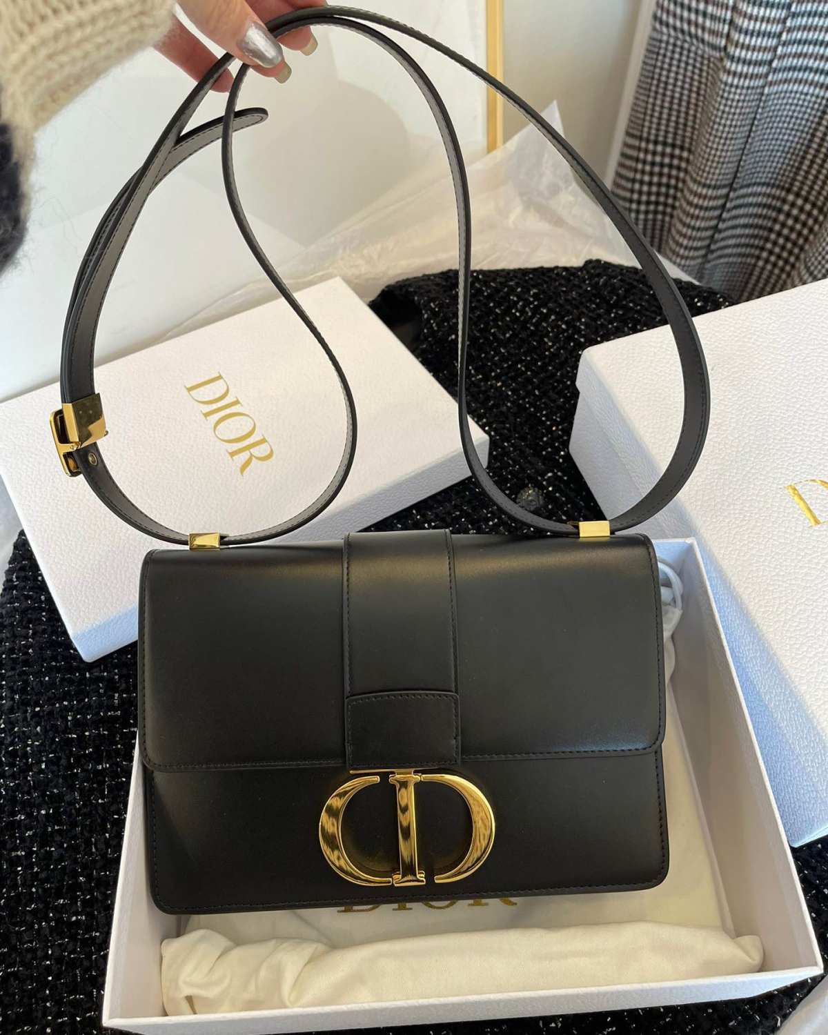 肩带可以调节，皮肩带太过经典了，能成为全明星演绎的一款，它优