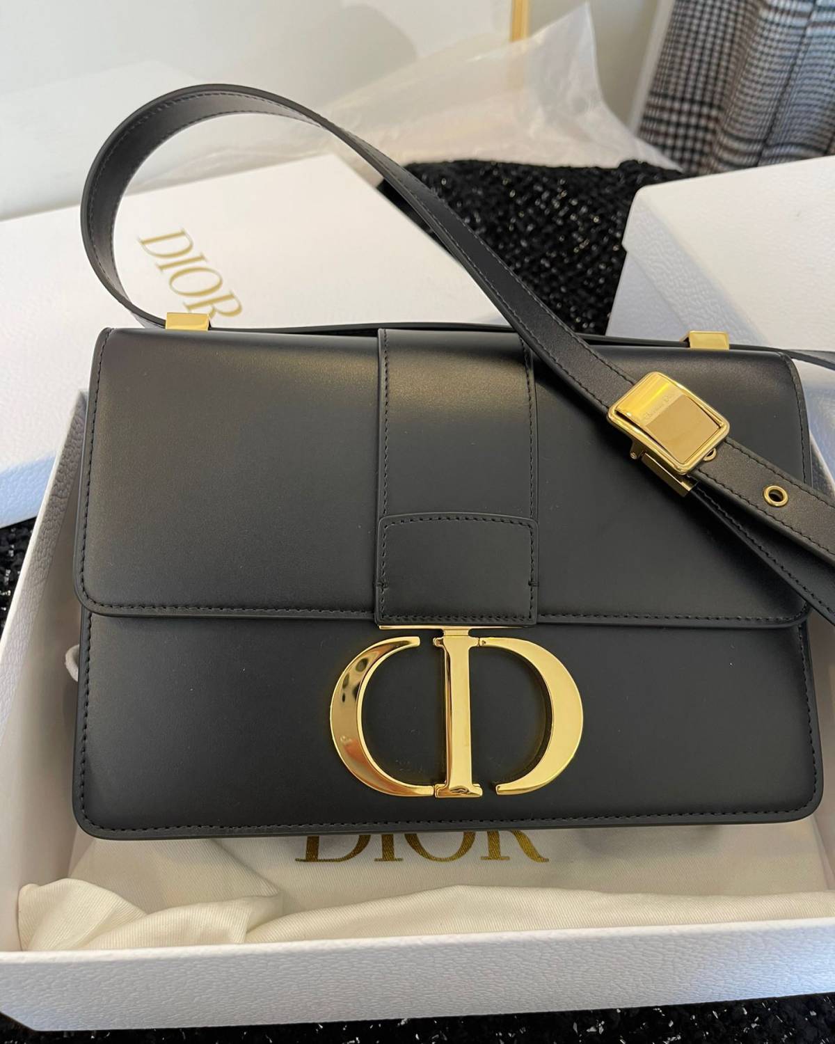 肩带可以调节，皮肩带太过经典了，能成为全明星演绎的一款，它优