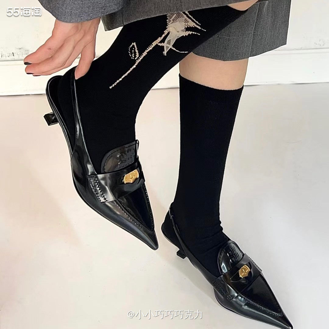 2023年春夏大热的走秀款• miumiu幸运币系列小猫跟，