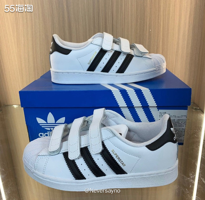 adidas儿童款贝壳头运动鞋，术贴设计更方便孩子穿脱  �