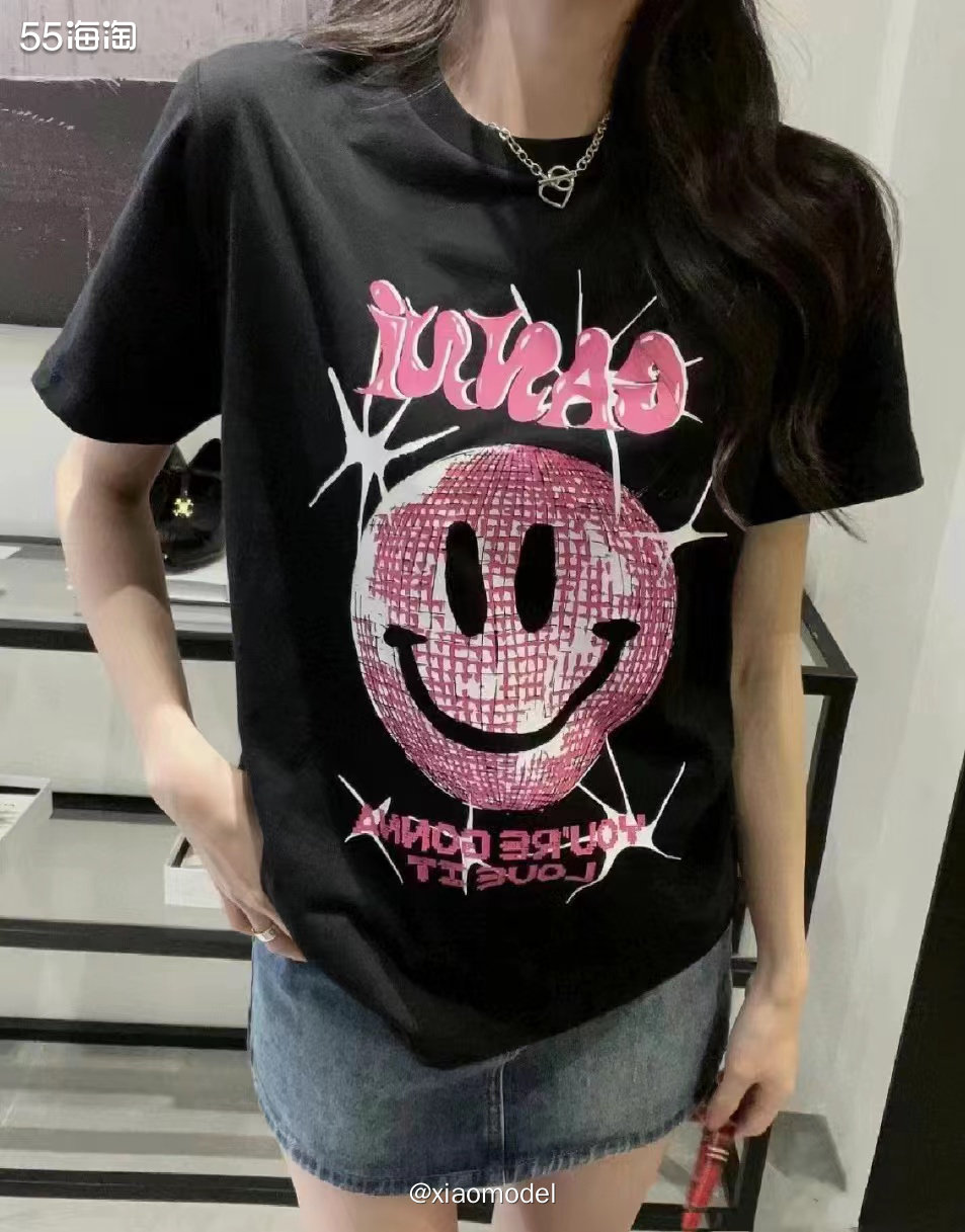 ❤️T恤是夏天必备的衣服了吧，Ganni家的这款T恤百搭好穿