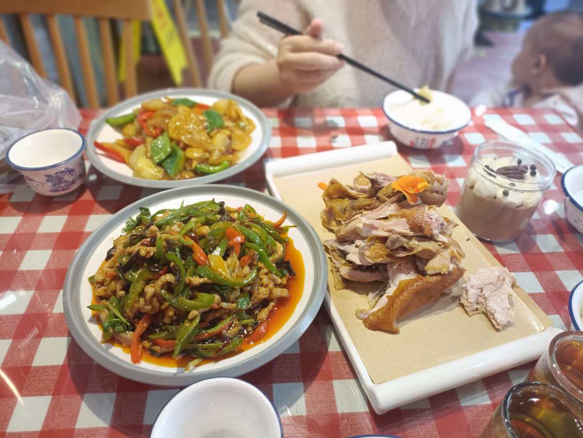 本来打算打卡一家重庆火锅，奈何它家没有双人套餐，我跟我老公都