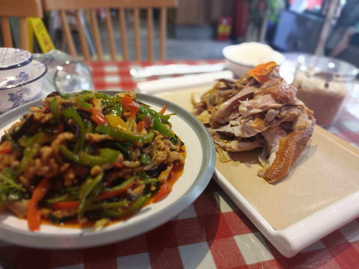 本来打算打卡一家重庆火锅，奈何它家没有双人套餐，我跟我老公都