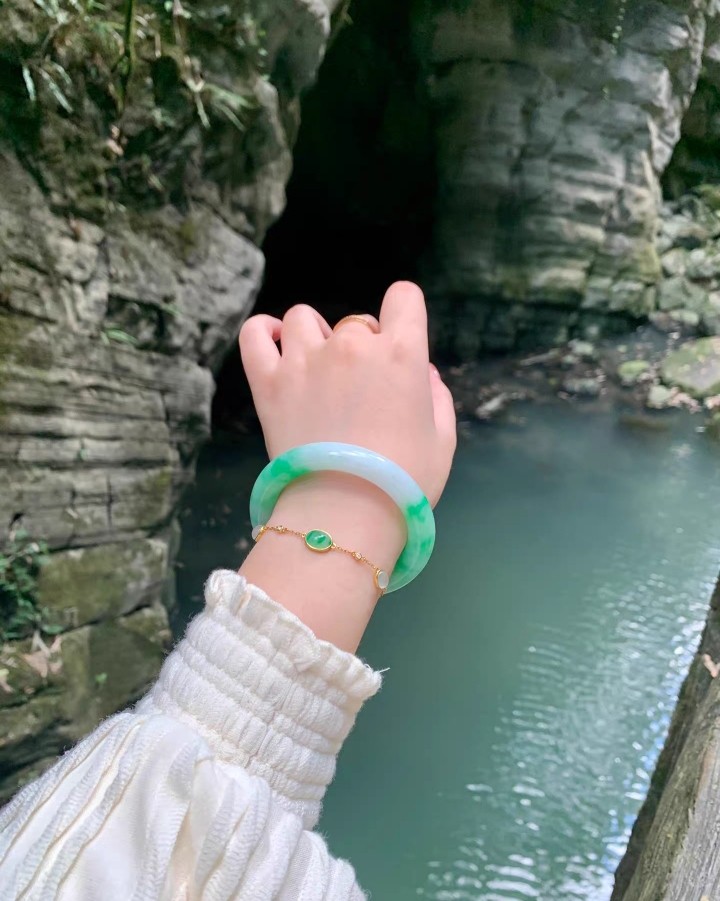岁月悠悠，时光知味。 这支白底青手镯清新自然，颜色馥郁艳丽，